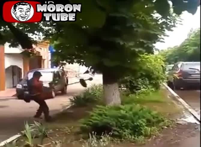 Video :A green area caretaker who is too inebriated to work